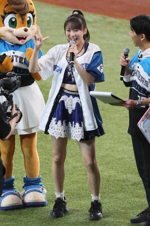 　ファーストピッチセレモニーに登場したモーニング娘。’２５・牧野真莉愛（中央）＝撮影・中島達哉