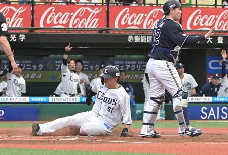 　１回、渡部聖の適時打で生還する西川（撮影・持木克友）