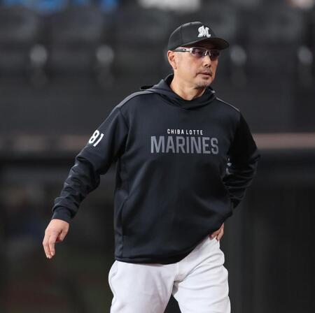 　８回、選手交代を告げる吉井監督（撮影・中島達哉）