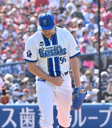 　５回を３者三振に仕留め、ほえるバウアー