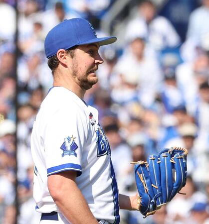 　４回　ファビアンの打球を好捕し投直。驚くバウアー（撮影・佐々木彰尚）