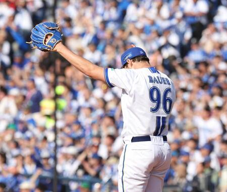 　６回、末包を中飛にしとめ両手を挙げるバウアー（撮影・佐々木彰尚）