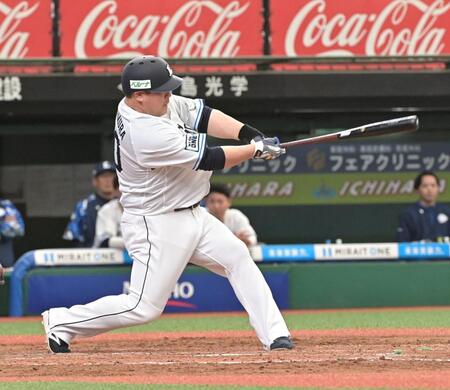 　９回、レフトにサヨナラ２二塁打を放つ中村剛（撮影・持木克友）