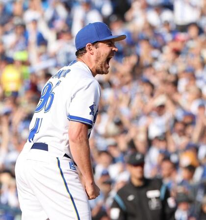 　８回、羽月を空振り三振にしとめ叫ぶバウアー（撮影・佐々木彰尚）