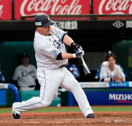 　９回西武２死一、二塁、代打中村剛が左中間にサヨナラ打を放つ＝ベルーナドーム