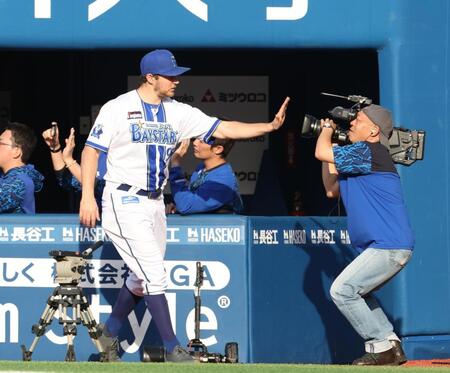 　今季初勝利を挙げてテレビの向こうのファンにタッチをするバウアー（撮影・佐々木彰尚）