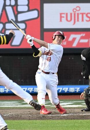 　１１回、サヨナラ打を放つ代打・渡辺佳