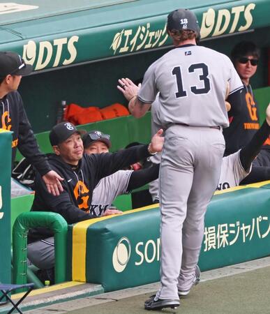 　９回、代打・岸田の適時打で勝ち越し、生還したキャベッジ（１３）を迎える阿部監督（撮影・立川洋一郎）