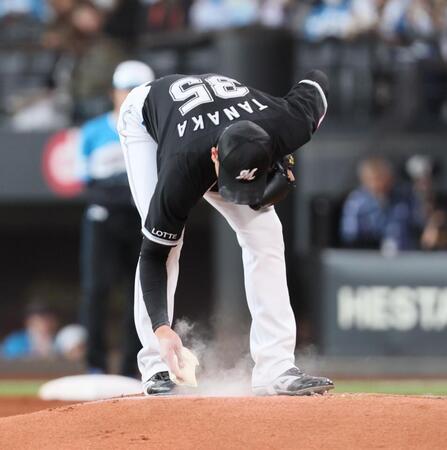 　１回、ロジンを手にする田中晴（撮影・中島達哉）