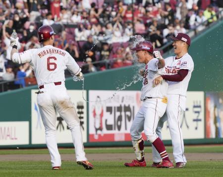 　１１回に代打で出場、サヨナラ打を放ちチームメートから手荒い祝福を受ける楽天・渡辺佳（中央）＝楽天モバイルパーク