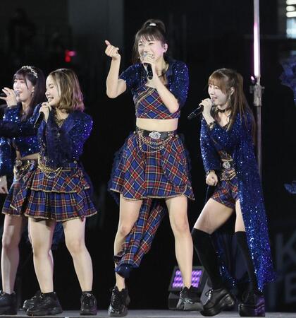 　ライブパフォーマンスを披露する牧野真莉愛（中央）らモーニング娘。’２５（撮影・中島達哉）