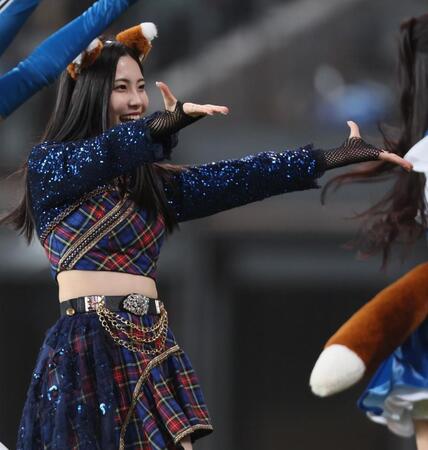 　ファイターズガールときつねダンスを踊るモーニング娘。’２５（撮影・中島達哉）