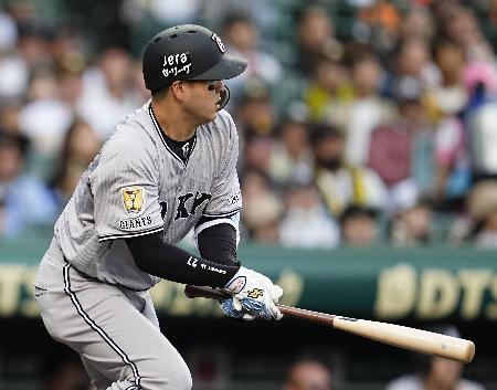 　９回巨人１死三塁、代打岸田が左前に勝ち越し打を放つ＝甲子園