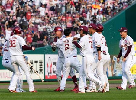 　１１回、代打でサヨナラ打を放ち、チームメートから手荒い祝福を受ける渡辺佳（中央左）