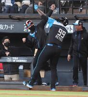　７回、勝ち越しソロを放ったレイエス（９９）とポーズを決める新庄監督（撮影・中島達哉）