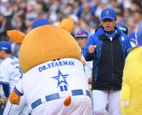 　カード勝ち越しを決め、ＤＢ．スターマン（左）とグータッチする三浦監督（撮影・伊藤笙子）