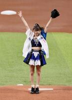 　ファーストピッチセレモニーで投球後、笑顔を見せるモーニング娘。’２５・牧野真莉愛（撮影・中島達哉）