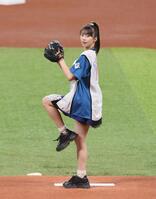 　ファーストピッチセレモニーで投球するモーニング娘。’２５・牧野真莉愛（撮影・中島達哉）