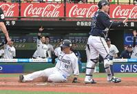 　１回、渡部聖の適時打で生還する西川（撮影・持木克友）