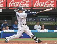 　１回、中前適時二塁打を放つ渡部聖（撮影・持木克友）