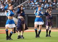 　ファイターズガールときつねダンスを踊るモーニング娘。’２５（撮影・中島達哉）