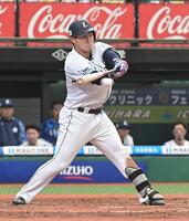 　３回、右前適時打を放つ渡部聖（撮影・持木克友）