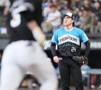 　４回、角中（左）に勝ち越し２ランを浴び、顔をしかめる金村（撮影・中島達哉）