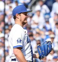 　４回　ファビアンの打球を好捕し投直。驚くバウアー（撮影・佐々木彰尚）