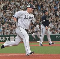 　９回、レフトにサヨナラ二塁打を放ち懸命に走る中村剛（右は打たれたマチャド）＝撮影・持木克友