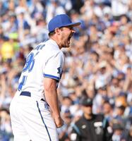 　８回、羽月を空振り三振にしとめ叫ぶバウアー（撮影・佐々木彰尚）