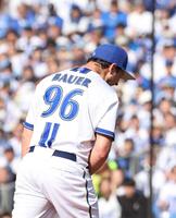 　５回、玉村を見逃し三振にしとめ叫ぶバウアー（撮影・佐々木彰尚）