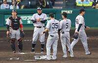 　７回、阿部監督（中央左）は中川を降板させる（撮影・山口登）