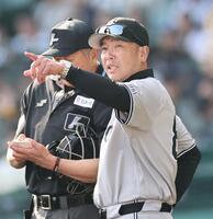 　６回、選手交代を告げる阿部監督（撮影・田中太一）