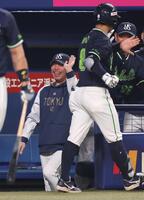 　４回、逆転３ランを放った茂木（手前）を迎える高津監督