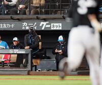 　４回、金村が角中（右）に勝ち越し２ランを浴び、厳しい表情の新庄監督（中央）＝撮影・中島達哉