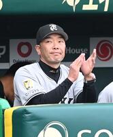 　８回表攻撃中にベンチで手をたたく阿部監督
