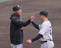 　阪神に勝利し、決勝打を放った岸田（右）とタッチを交わす阿部監督（撮影・立川洋一郎）