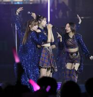 　ミニライブパフォーマンスを披露するモーニング娘。’２５・牧野真莉愛（中央）ら（撮影・中島達哉）