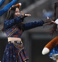 　ファイターズガールときつねダンスを踊るモーニング娘。’２５（撮影・中島達哉）