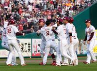 　１１回、代打でサヨナラ打を放ち、チームメートから手荒い祝福を受ける渡辺佳（中央左）