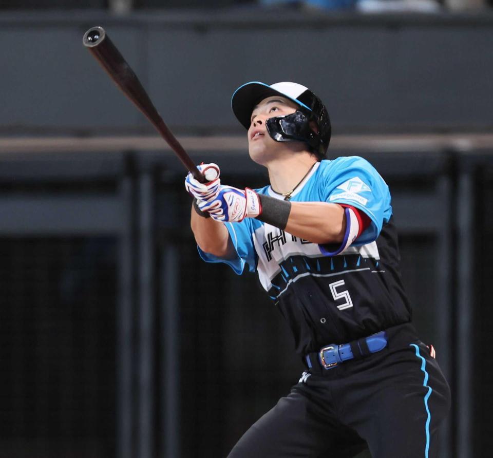 　７回、同点ソロを放つ野村（撮影・中島達哉）