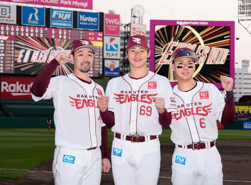 　ヒーローインタビューを終え、ポーズをとる（左から）阿部、内、村林