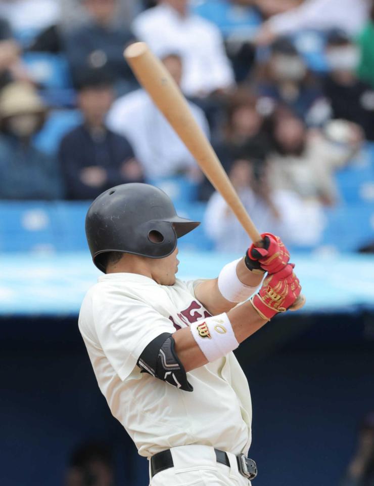 　７回、適時二塁打を放つ早大・小沢（撮影・西岡正）