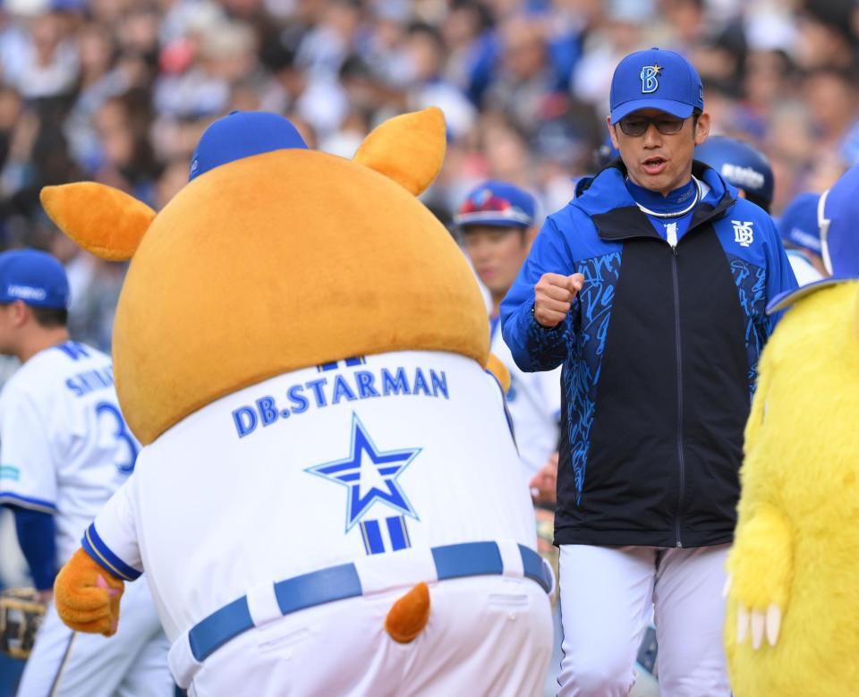 　カード勝ち越しを決め、ＤＢ．スターマン（左）とグータッチする三浦監督（撮影・伊藤笙子）