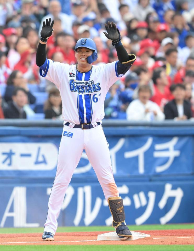 　３回、先制適時三塁打を放ち、塁上で喜ぶ蝦名（撮影・伊藤笙子）