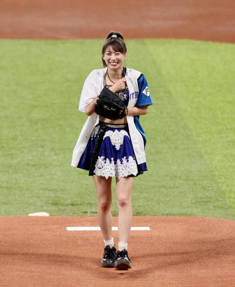 　ファーストピッチセレモニーで投球後、笑顔を見せるモーニング娘。’２５・牧野真莉愛（撮影・中島達哉）