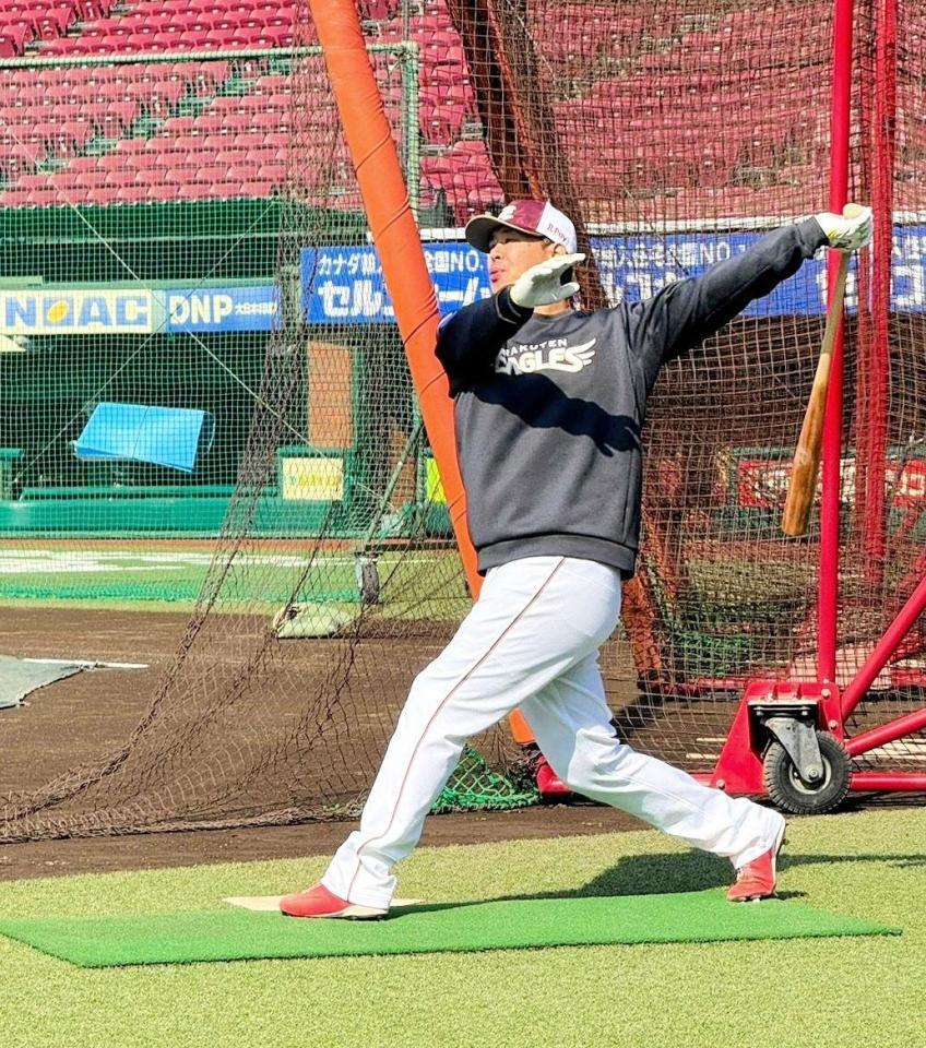 　試合前に練習する浅村