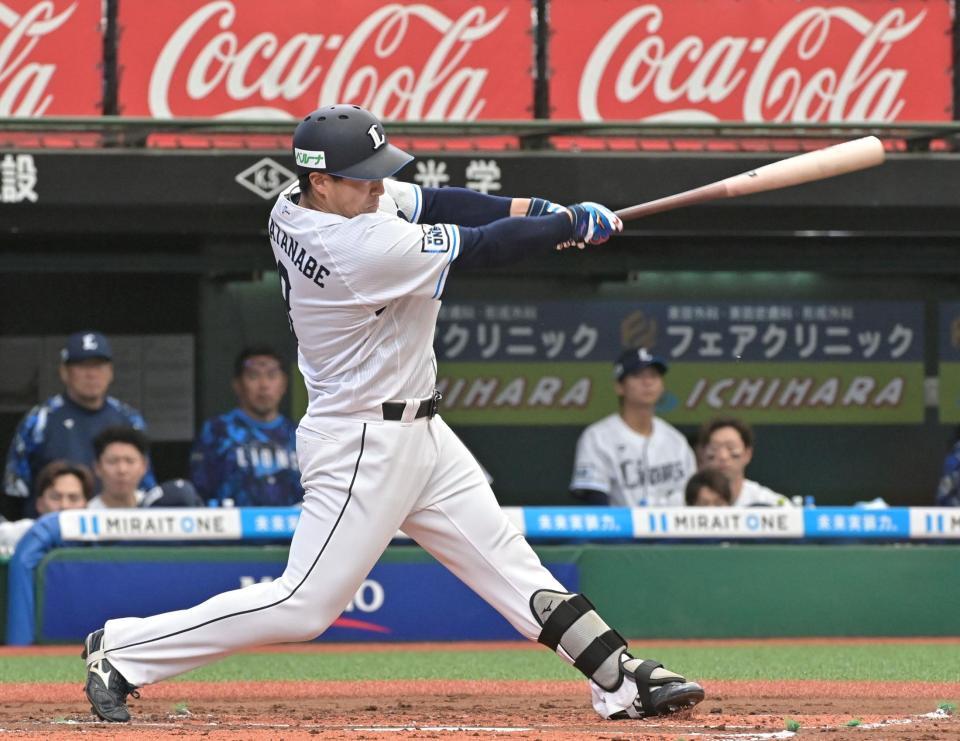 　１回、中前適時二塁打を放つ渡部聖（撮影・持木克友）