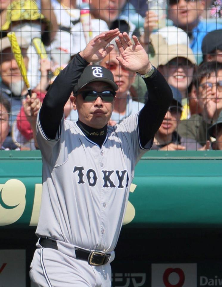 　１回、二走・近本の本塁タッチセーフ判定に、リクエストする阿部監督（撮影・北村雅宏）