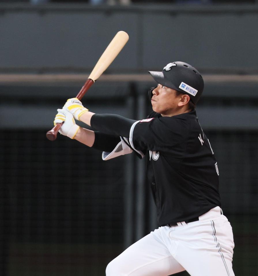 　４回、右越えに勝ち越し２ランを放つ角中（撮影・中島達哉）